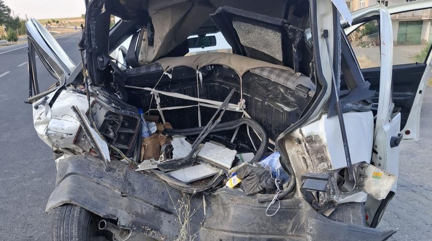 Konya’da minibüs otomobile arkadan çarptı: 3 yaralı