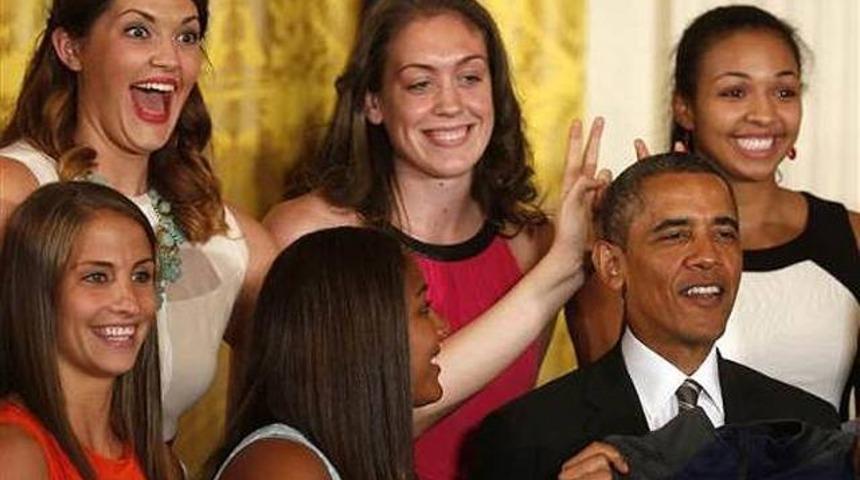 Obama'ya kulak yaptılar