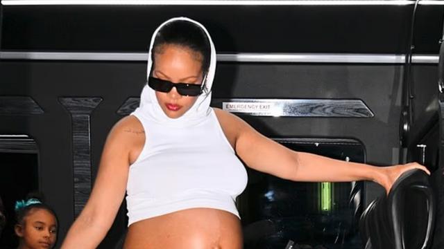 Rihanna'nın hamile tarzı! Belden aşağısına bir bakan bir daha baktı