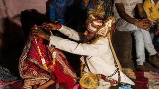 Yaşlı adam oğlunun nişanlısıyla kaçıp evlendi! Giderken peşine bakın ne götürdü!