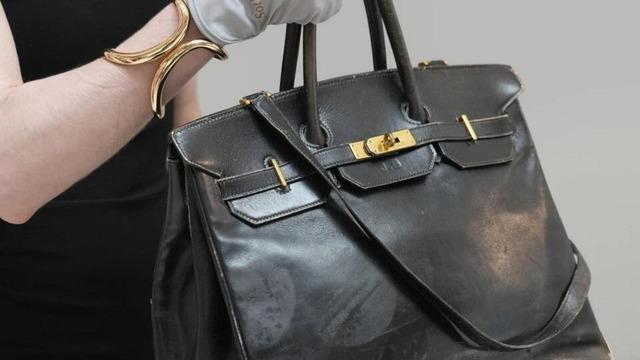 Ünlü şarkıcının ikonik çantası rekor fiyata satıldı! Dünyanın en pahalı çantası...