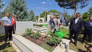Karaman’da 15 Temmuz Demokrasi ve Milli Birlik Günü şehitlik ziyaretiyle başladı