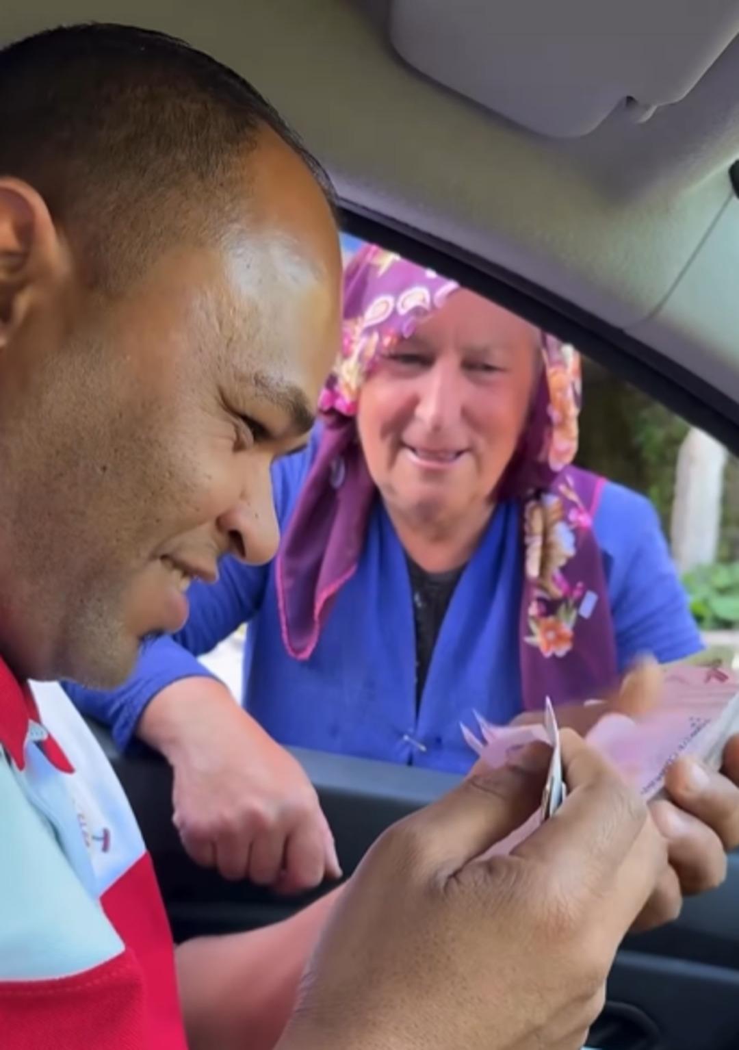 Arap turistin paylaştığı video tepki çekti! Bir tomar para çıkarıp Karadenizli kadınla dalga geçti 3