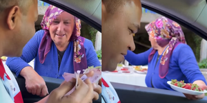 Arap turistten tepki çeken video! Bir tomar para çıkarıp Karadenizli kadınla dalga geçti