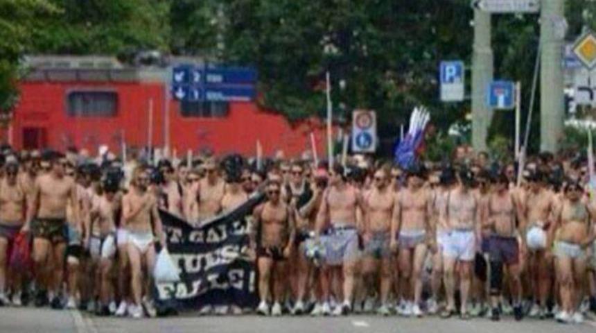 Ma&ccedil;a i&ccedil; &ccedil;amaşırlarıyla gittiler!