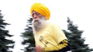 Bir aracın çarpmasıyla ağır yaralanan dünyanın en yaşlı maratoncusu Singh, 114 yaşında öldü!