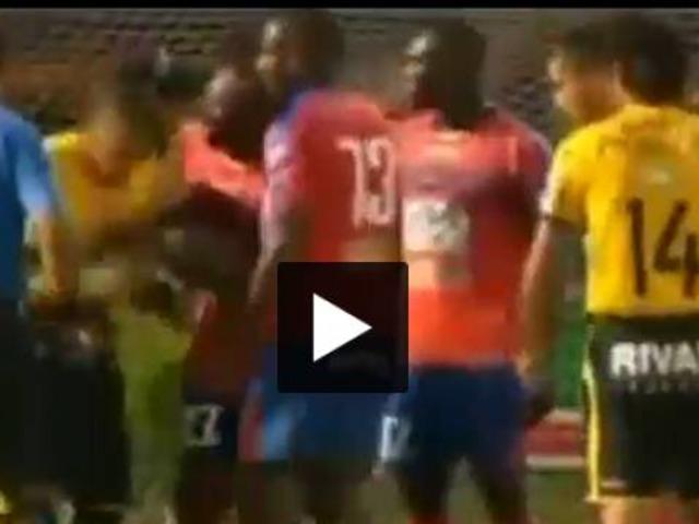 Rakibinin burnunu ısırdı!