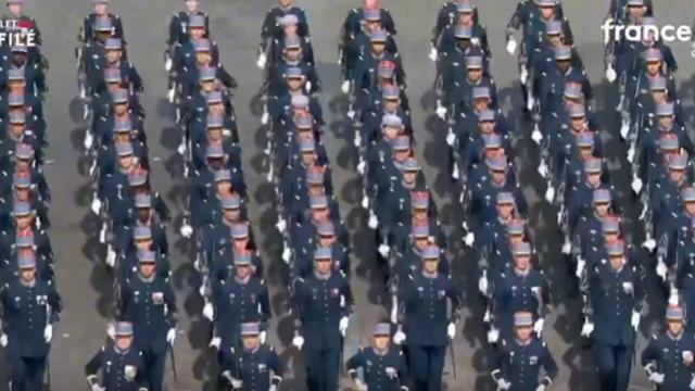 Askeri geçit törenine damga vuran olay! Bir anda kanlar içinde kaldı