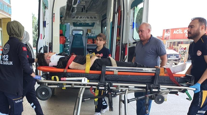 Bursa'da motosiklet dolmuş durağına daldı