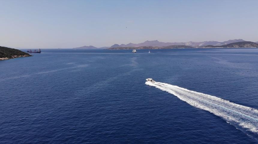 Gezi teknesinde düşen personel deniz ambulasıyla tahliye edildi