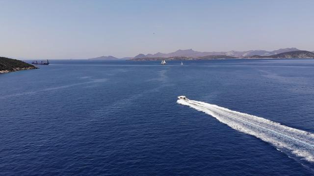 Gezi teknesinde düşen personel deniz ambulasıyla tahliye edildi