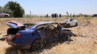 Çarpışan otomobiller tarlaya uçtu: 1 ölü, 1 ağır yaralı