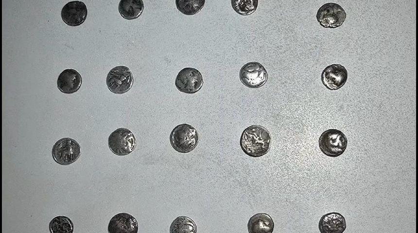 Çorum'da şüpheli araçtan 26 adet sikke çıktı