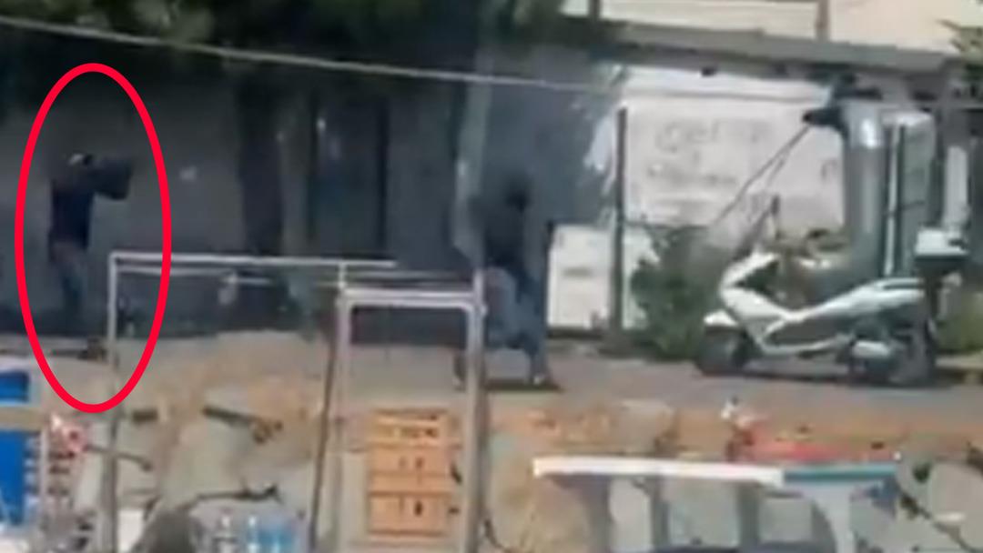 Son dakika! Küçükçekmece de silahlı saldırı... Uzun namlulu silahlar kullanıldı, 2 kişi yaralandı: "Keleşlerle kaçıyorlar" 1