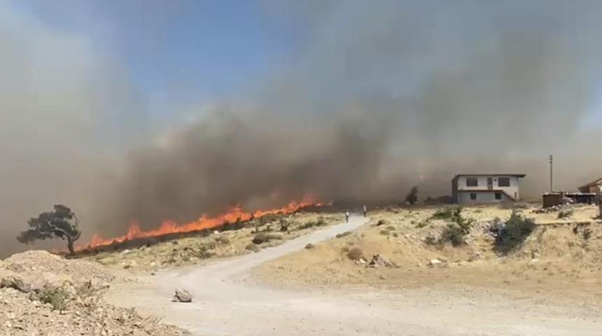 Ayvacık'ta yangın! Yerleşim yerleri tehdit altında