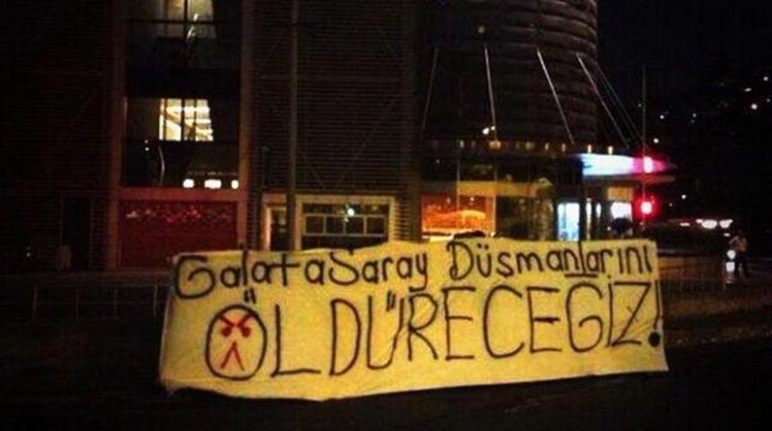 Dehşete d&uuml;ş&uuml;ren pankart: &Ouml;ld&uuml;receğiz