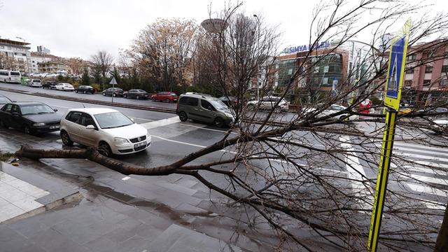 Ankara Valiliği, vatandaşları kuvvetli rüzgar ve fırtına konusunda uyardı
