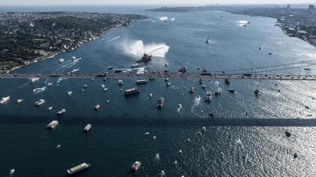 İstanbul Boğazı'nda 15 Temmuz geçişi: Milletimizin direnişine hep birlikte iştirak ettik