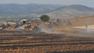 Balya makinesinden çıkan yangın 100 dönüm araziyi küle çevirdi