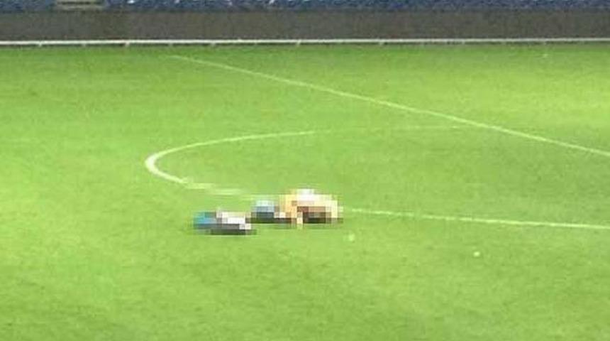 Sahanın ortasında seks yaptılar