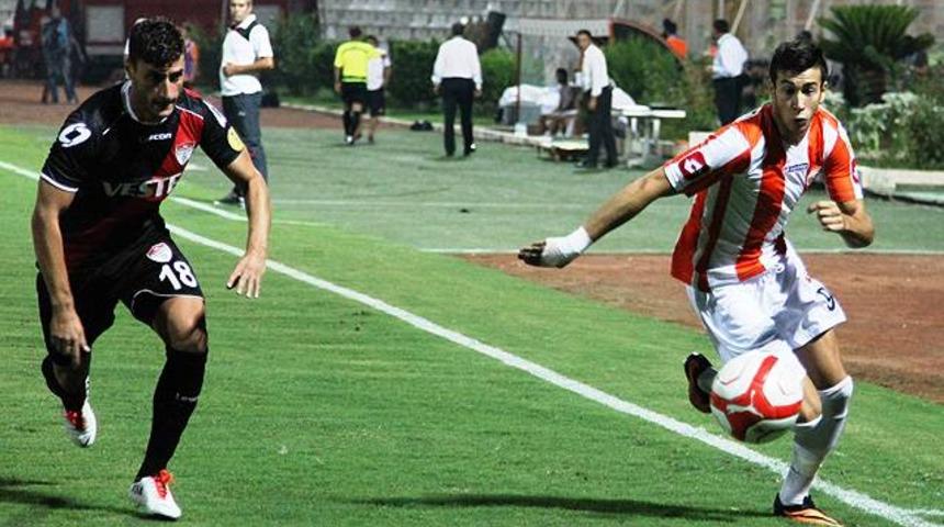 Adana evinde yıkıldı