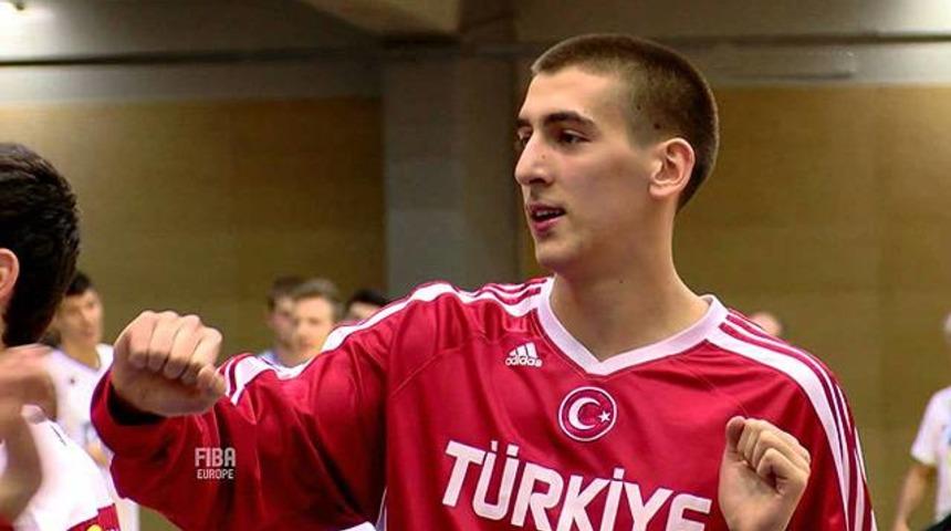 F.Bah&ccedil;e &Uuml;lker'den &uuml;&ccedil; imza