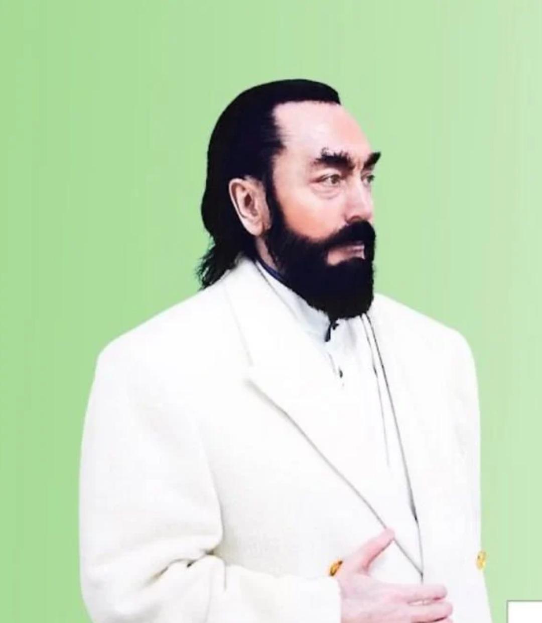 Adnan Oktar ın son hali! 8 bin yıl ceza almıştı...  Daha da gençleşti  denilerek fotoğrafı paylaşıldı 3
