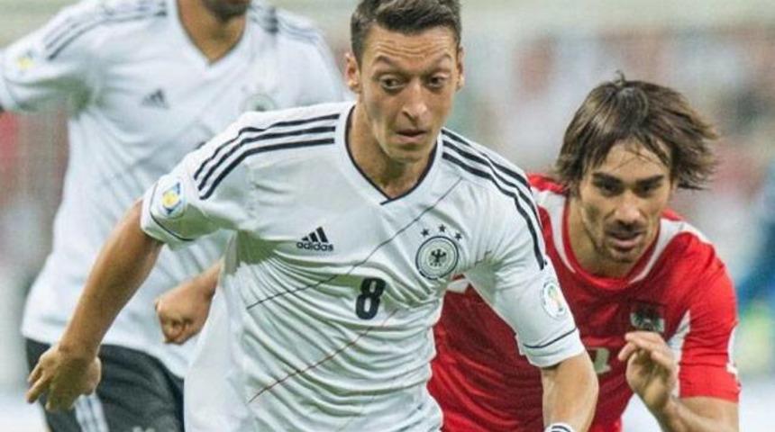 Veli Kavlak ile Mesut &Ouml;zil birbirine girdi