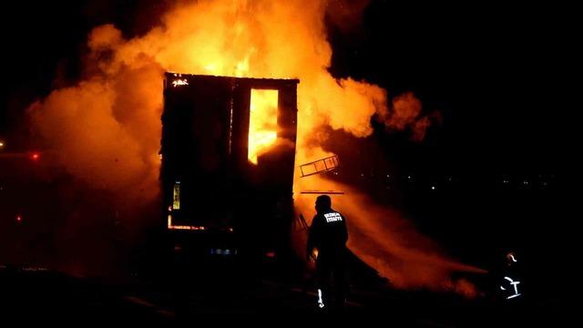 Erzincan’da tırın dorsesi yandı