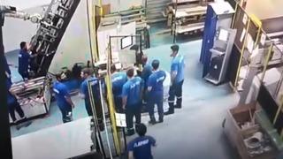 Adana'da panik anları! İşçinin sırtına makine saplandı