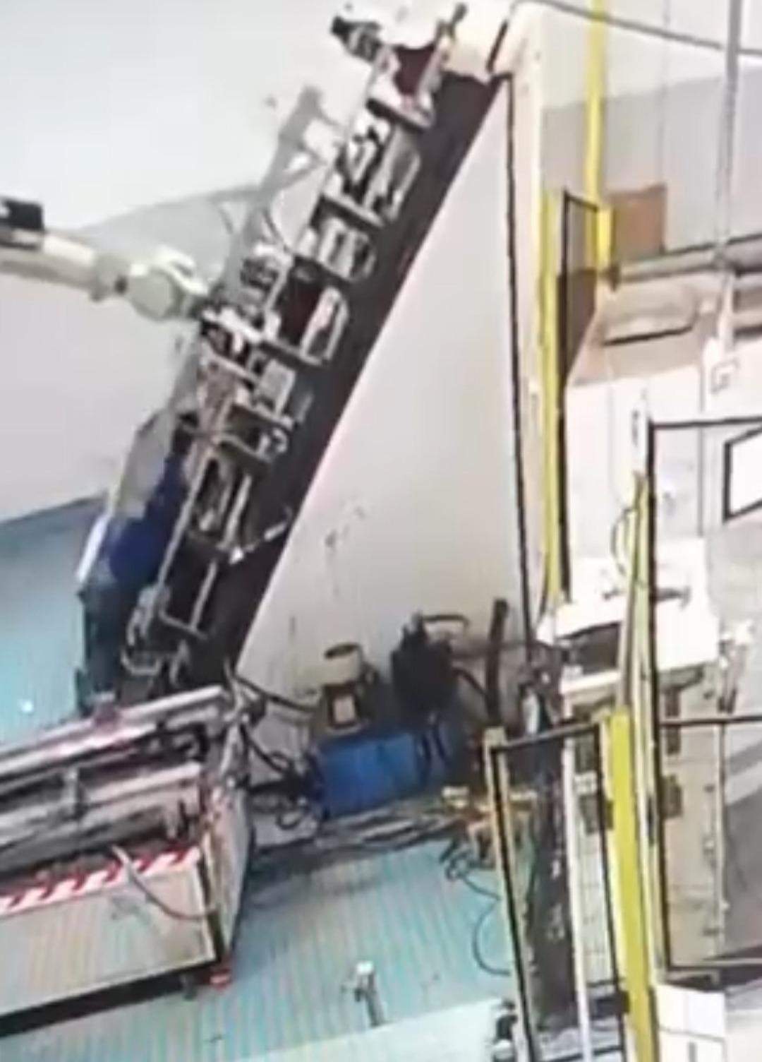 Adana da panik anları! İşçinin sırtına makine saplandı 2