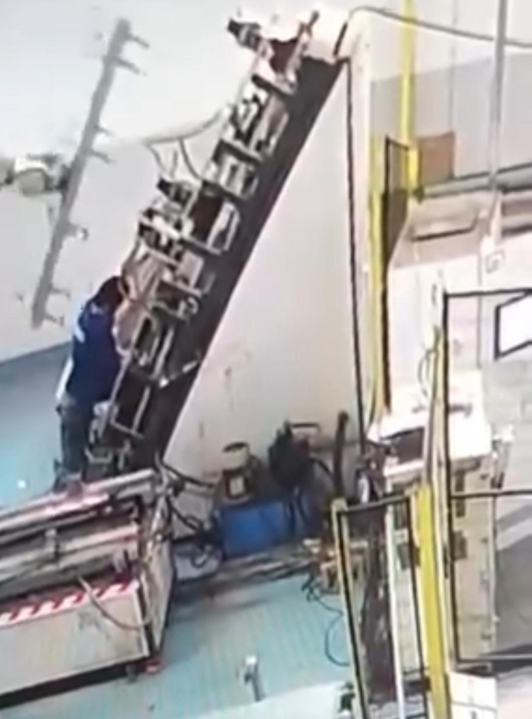 Adana da panik anları! İşçinin sırtına makine saplandı 3