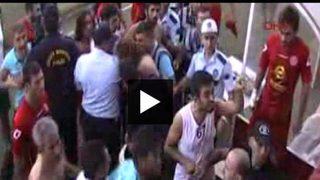 Futbolcularla polis arasında arbede