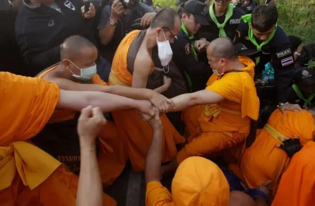 Manastırda skandal! Budist rahiplere cinsel ilişki şantajı! 80 binin üzerinde görüntü için milyonlar istedi! 2