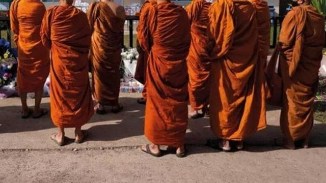 Manastırda skandal! Budist rahiplerle ilişkiye girdi milyonlar kazandı! 80 binin üzerinde fotoğraf...