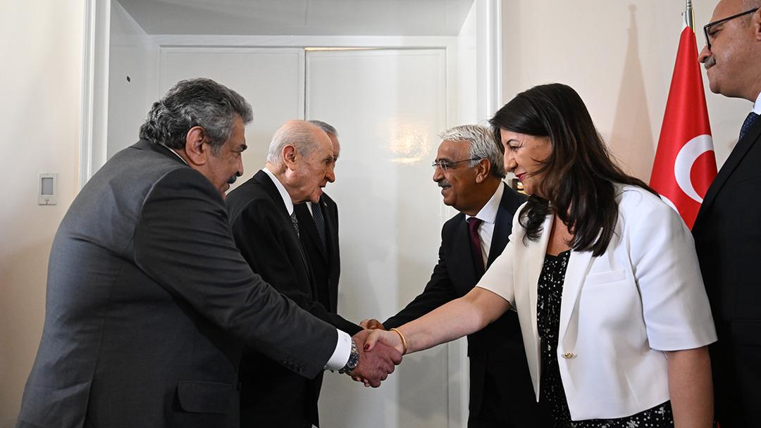 MHP Lideri Bahçeli, DEM Parti heyeti ile bir araya geldi! Bahçeli den gazetecilere dikkat çeken yanıt: "Ben ahrazım" 3