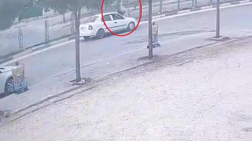 Otomobil yayaya çarptı