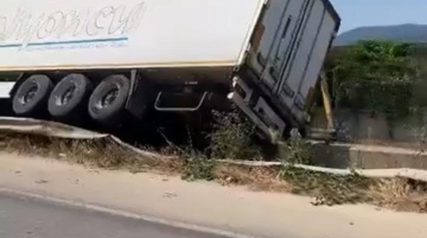 Bursa’da kontrolden çıkan tır devrildi