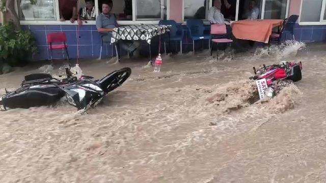 Aniden bastıran sağanak yağış Tavas’ta taşkına neden oldu