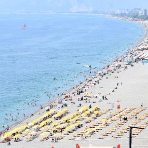 Antalya'da yüksek nem ve sıcaktan bunalanlar sahilleri doldurdu