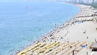 Antalya'da yüksek nem ve sıcaktan bunalanlar sahilleri doldurdu