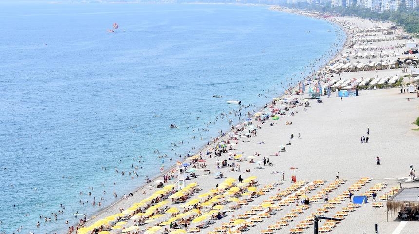 Antalya'da yüksek nem ve sıcaktan bunalanlar sahilleri doldurdu