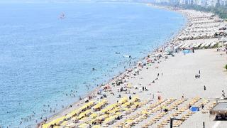 Antalya'da yüksek nem ve sıcaktan bunalanlar sahilleri doldurdu