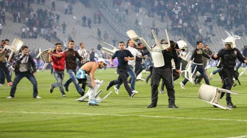 Beşiktaş trib&uuml;nleri fena karıştı!