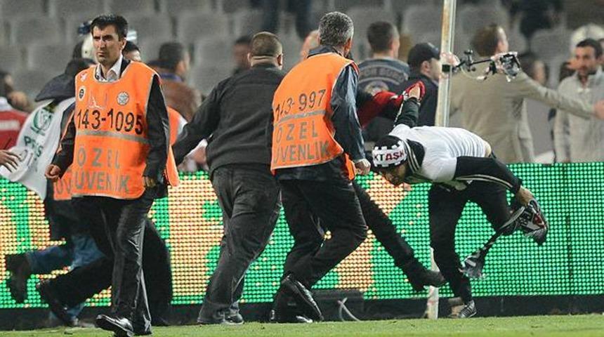 Sahaya atlayan Beşiktaş taraftarı konuştu