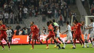 Derbide futbolcular birbirine girdi!