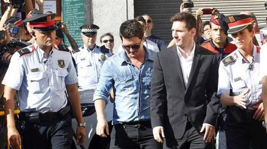 Messi polisler arasında mahkemeye getirildi!