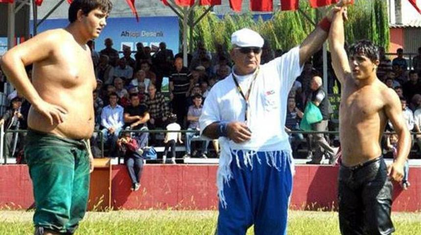 Kilosunun 3 katı olan g&uuml;reş&ccedil;iyi yendi!