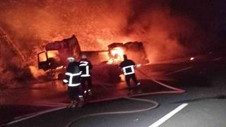 Şanlıurfa’da devrilen akaryakıt tankeri yandı