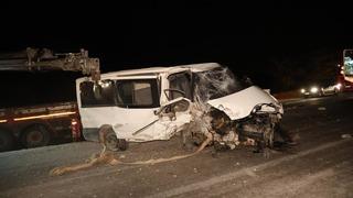 Otomobil ile minibüs kafa kafaya çarpıştı: 2’si ağır 5 yaralı